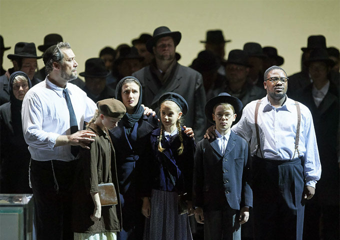 »Nabucco«, 1. Teil: Ain Anger (Zaccaria), Olga Bezsmertna (Anna) und Lukhanyo Moyake (Ismaele) © Wiener Staatsoper GmbH/Michael Pöhn