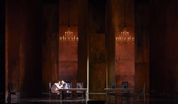 »Otello«, 3. Akt: Iago (Vladislav Sulimsky) mit seinem Opfer Otello (Aleksandrs Antonenko) in der nur teilweise stimmungsvollen Ausstattung von Dick Bird © Wiener Staatsoper GmbH/Michael Pöhn