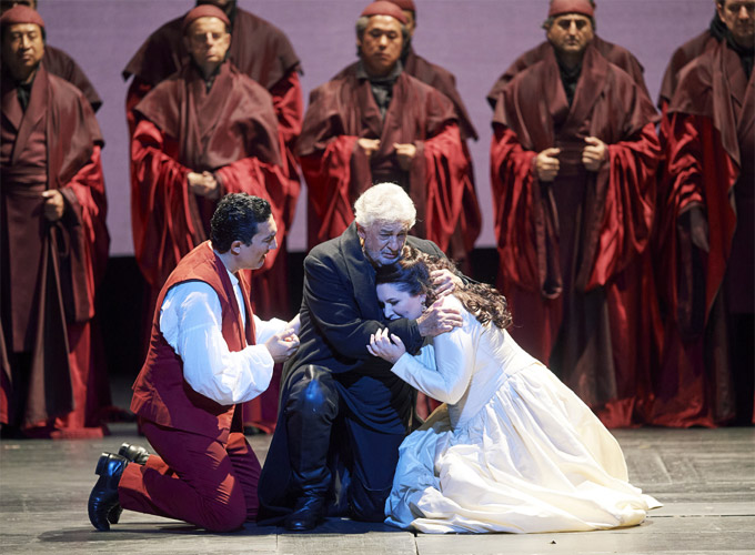 »Simon Boccanegra«, Finale: Plácido Domingo (Simon Boccanegra) mit Hibla Gerzmava (Amelia Grimaldi) und Najmiddin Mavlyanov (Gabriele Adorno) © Wiener Staatsoper GmbH/Michael Pöhn