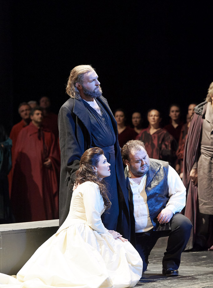 »Simon Boccanegra«, 3. Akt: Simones Tochter Amelia Grimaldi (Marina Rebeka), der sterbende Doge (Simone Piazzola) und sein Nachfolger, Gabriele Adorno (Fabio Sartori) © Wiener Staatsoper GmbH/Michael Pöhn