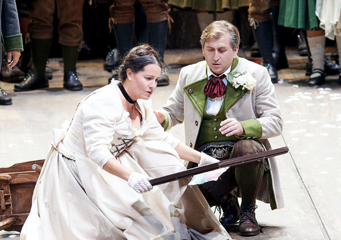 »Lohengrin«, 2. Akt: Elza van den Heever (Elsa) und Andreas Schager (Lohengrin) in der Deutung von Andreas Homoki © Wiener Staatsoper GmbH/Michael Pöhn