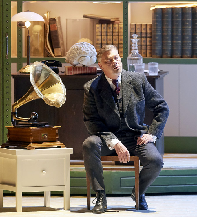 »Parsifal«, 1. Aufzug: René Pape, sinnend, als »Primarius« Gurnemanz im »Wagner Spital« des Alvis Hermanis © Wiener Staatsoper GmbH/Michael Pöhn