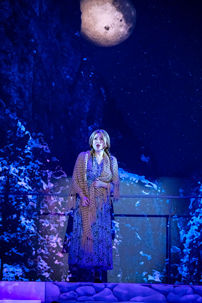 » Carmen «, 3. Akt: Ivana Zdravkova als Micaëla © Bühne Baden/Lalo Jodlbauer
