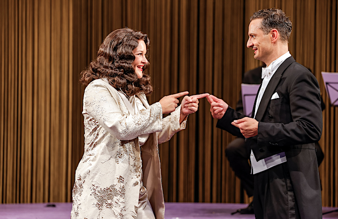 » Die Csárdásfürstin «, 2. Akt: Das Buffo-Paar Anna Overbeck (Anastasia Komtesse Eggenberg) und Ricardo Frenzel Baudisch (Boni Graf Káncsiánu) © Christian Husar/Bühne Baden
