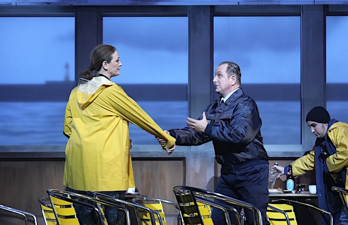 » Der fliegende Holländer «, 2. Akt: Erica Eloff (<em>Senta</em>) und Matjaž Stopinšek (<em>Erik</em>), im Hintergrund Jonathan Hartzendorf (<em>Der Steuermann</em>) © Landestheater Linz/Reinhard Winkler