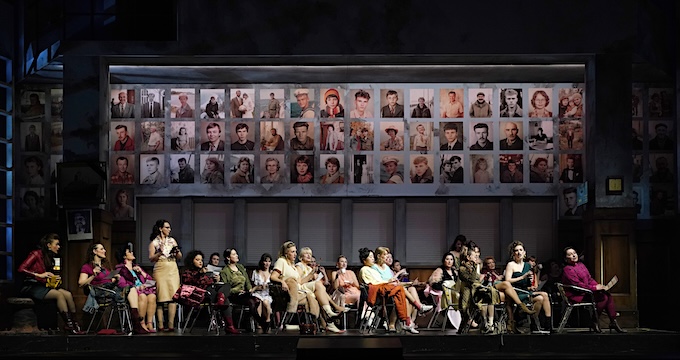 » Der fliegende Holländer «, 2. Akt: Die Spinn-Szene in Dalands Haus in der Sichtweise von Hermann Schneider: Manuela Leonhartsberger (<em>Mary</em>) und die Damen des Chores des Landestheaters Linz © Landestheater Linz/Reinhard Winkler