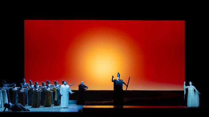 » Madama Butterfly «, 1. Akt: Stefan Pop (B. F. Pinkerton), Carlo Bosi (Goro), Vartan Gabrielian (Lo zio Bonzo) und Eleonora Buratto (Cio-Cio-San) © Chloé Bellemère/Opéra national de Paris