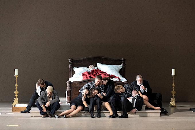 » Il trittico « — » Gianni Schicchi «: Alexey Neklyudov (Rinuccio), Manel Esteve Madrid (Betto di Signa), Caterina Piva (La Ciesca), Iurii Samoilov (Marco), Enkelejda Shkosa (Zita), Lavinia Bini (Nella) und Scott Wilde (Simone) © Salzburger Festspiele/Monika Rittershaus