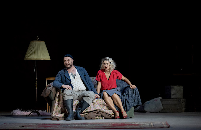 » Il trittico « — » Il tabarro «: Asmik Grigorian (Giorgetta) und Roman Burdenko (Michele) © Salzburger Festspiele/Monika Rittershaus