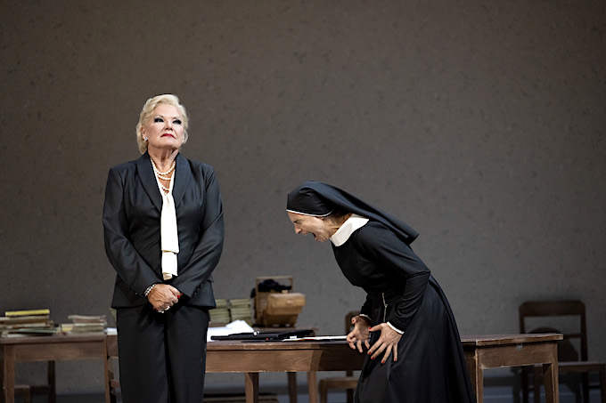 » Il trittico « — » Suor Angelica «: Karita Mattila (La Zia Principessa) und Asmik Grigorian (Suor Angelica) © Salzburger Festspiele/Monika Rittershaus