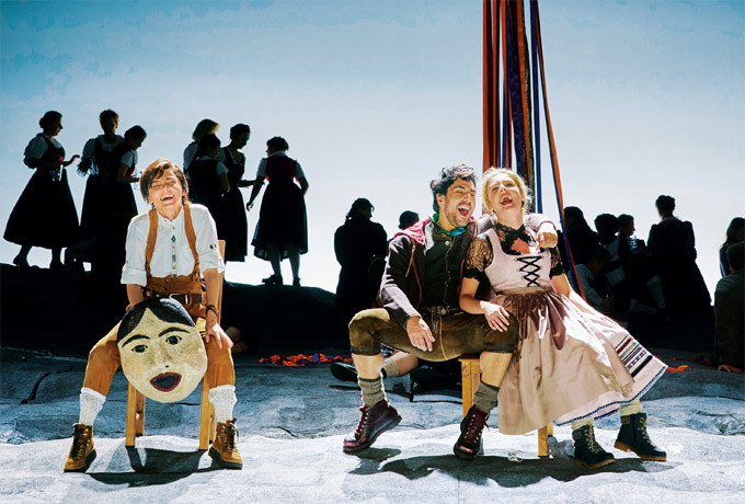 » La Wally «: Ilona Revolskaya (Walter), Leonardo Capalbo (Giuseppe Hagenbach), Sofia Vinnik (Afra) und der Arnold Schoenberg Chor © Theater an der Wien/Herwig Prammer