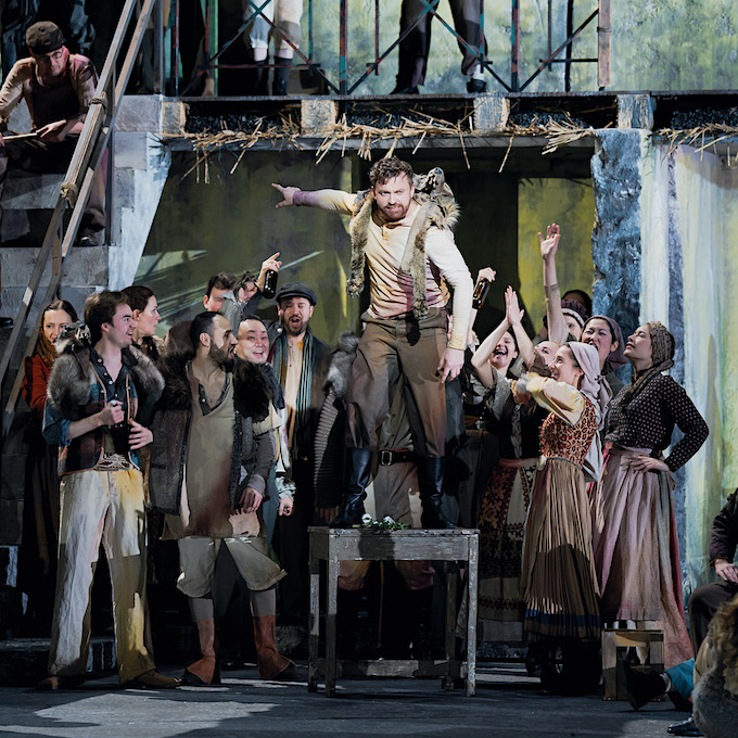 » Jenůfa «: Pavol Breslik als Števa Buryja, der Arnold Schoenberg Chor und die Statisterie des Theater an der Wien © Theater an der Wien/Werner Kmetitsch