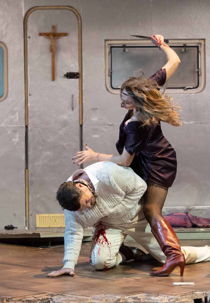 » Tosca «, 2. Akt: Kristina Opolais (Tosca) bei der Ermordung Scarpias (Gábor Bretz) © Theater an der Wien/Monika Rittershaus