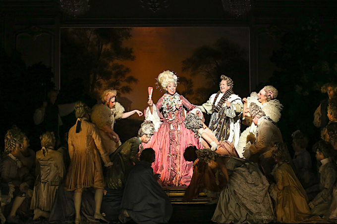» Die Dubarry «: Annette Dasch als Gräfin Dubarry, Harald Schmidt als König Ludwig XV. und das Ensemble der Volksoper Wien © Volksoper Wien/Barbara Pálffy