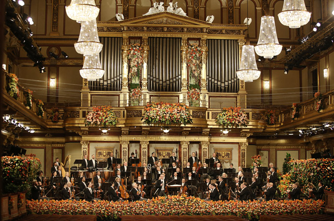 Vorstand Daniel Froschauer im Kreise der Wiener Philharmoniker bei seiner kurzen Ansprache © Wiener Philharmoniker/Dieter Nagl