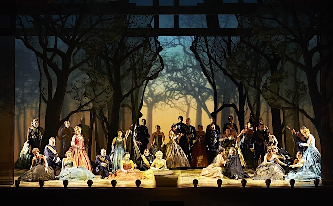 » The Tempest «, 2. Akt: Der King of Naples (Toby Spence) mit seinem Hofstaat als Schiffbrüchige auf Prosperos Insel. Theaterzauber für Thomas Adès’ 2005 uraufgeführte Oper. © Wiener Staatsoper GmbH/Michael Pöhn