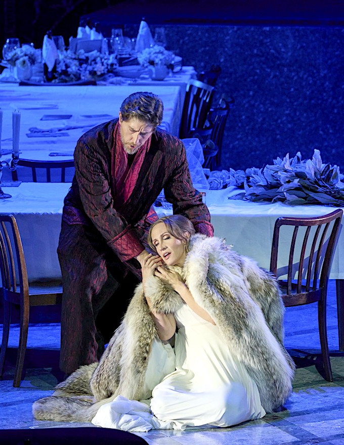 » La sonnambula «, 1. Akt: Roberto Tagliavini (Rodolfo, Signore del villagio) und Brenda Rae (Amina) bei ihrem — leider enttäuschenden — Rollen-Debut am Haus © Wiener Staatsoper GmbH/Michael Pöhn