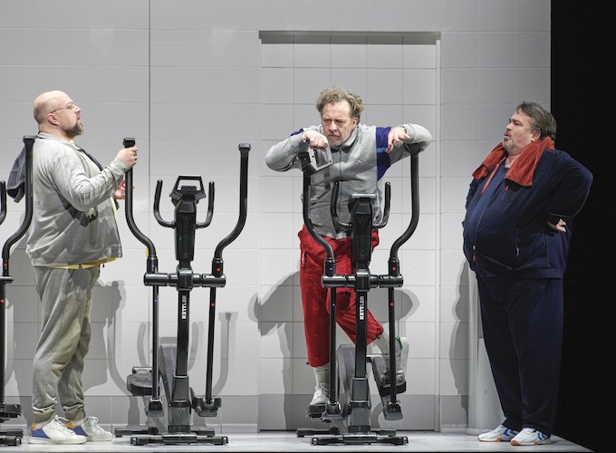 » Wozzeck «: Der Doktor (Dmitry Belosselskiy), Wozzeck (Christian Gerhaher) und der Hauptmann (Jörg Schneider) bei ihrem Zusammentreffen auf der Straße. Simon Stone verlegte diese Szene in ein Fitness-Studio. © Wiener Staatsoper GmbH/Michael Pöhn