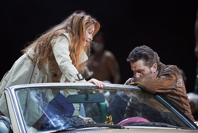 »Carmen«, 3. Akt: Vera-Lotte Boecker (Micaëla) und Piotr Bezcala (Don José) © Wiener Staatsoper GmbH/Michael Pöhn