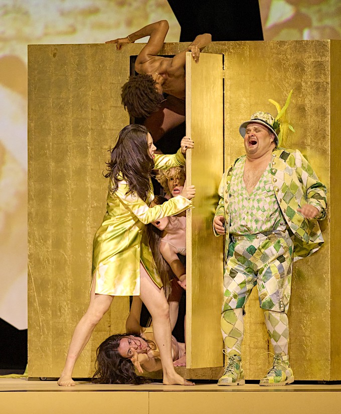» Le Grand Macabre «, 1. Bild: Isabel Signoret (Amando), Gerhard Siegel (Piet vom Fass) und das Tänzer-Ensemble © Wiener Staatsoper GmbH/Michael Pöhn