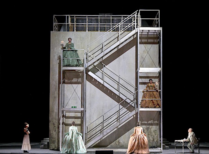» Così fan tutte «, 2. Akt: Das Ensemble im Bühnenbild von Gianluca Falaschi und in der Beleuchtung von Franck Evin © Wiener Staatsoper GmbH/Michael Pöhn
