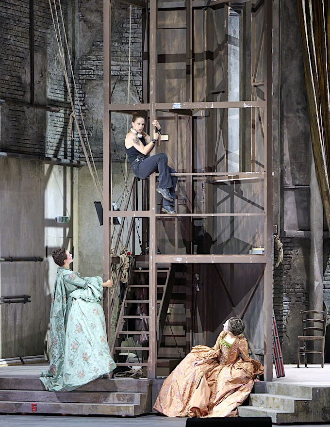 » Così fan tutte «, 2. Akt: Kate Lindsey (Despina) bei ihren » Turnübungen « während » <em>Una donna a quindici anni « mit Federica Lombardi (Fiordiligi) und Emily D'Angelo (Dorabella) © Wiener Staatsoper GmbH/Michael Pöhn