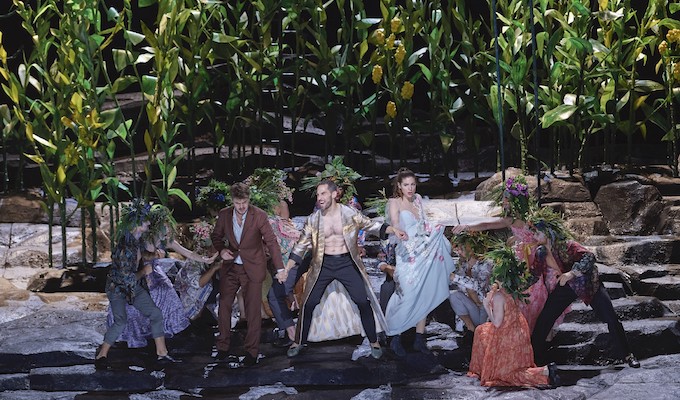 » Don Giovanni «, 1. Akt: Peter Kellner (Masetto), Kyle Ketelsen (Don Giovanni), Patricia Nolz (Zerlina) mit gerafftem Kleid und die Ape Connection in Don Giovannis Schloß © Wiener Staatsoper GmbH/Michael Pöhn