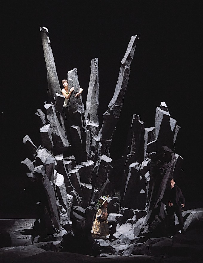» Don Giovanni «, 2. Akt: Kate Lindsey (Donna Elvira), Philippe Sly (Leporello) und Kyle Ketelsen (DonGiovanni) in der Ständchenszene © Wiener Staatsoper GmbH/Michael Pöhn