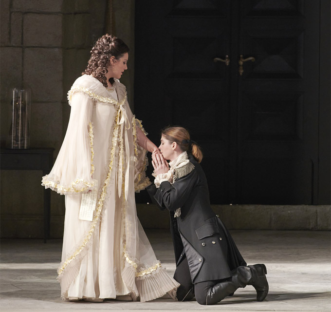 »Le nozze di Figaro«, 2.Akt: Federica Lombardi (La contessa Almaviva) mit Virginie Verrez (Cherubino) © Wiener Staatsoper GmbH/Michael Pöhn