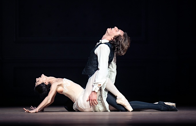 » Die Kameliendame «, 3. Akt: Marguerite (Ketevan Papava) bei ihrer letzten Liebesnacht mit Armand (Timoor Afshar) © Wiener Staatsballett/Ashley Taylor