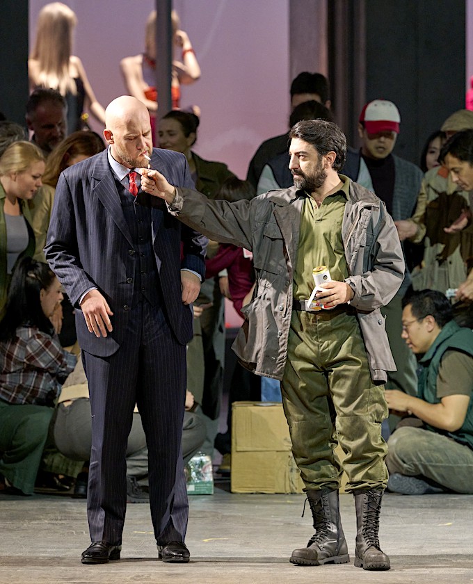 » Manon Lescaut «, 1. Akt: Evgeny Solodovnikov (Geronte di Ravoir) und Davide Luciano (Lescaut) © Wiener Staatsoper GmbH/Michael Pöhn