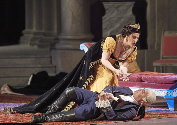 » Tosca «, 2. Akt: Saioa Hernández (Floria Tosca) triumphiert über dem tödlich getroffenen Barone Vitellio Scarpia (Gevorg Hakobyan) © Wiener Staatsoper GmbH/Michael Pöhn