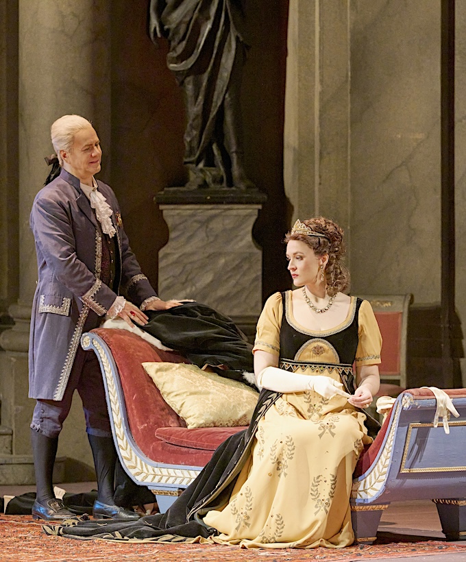 » Tosca «, 2. Akt: Lise Davidsen (Tosca) und Alexey Markov (Barone Scarpia) © Wiener Staatsoper / Michael Pöhn