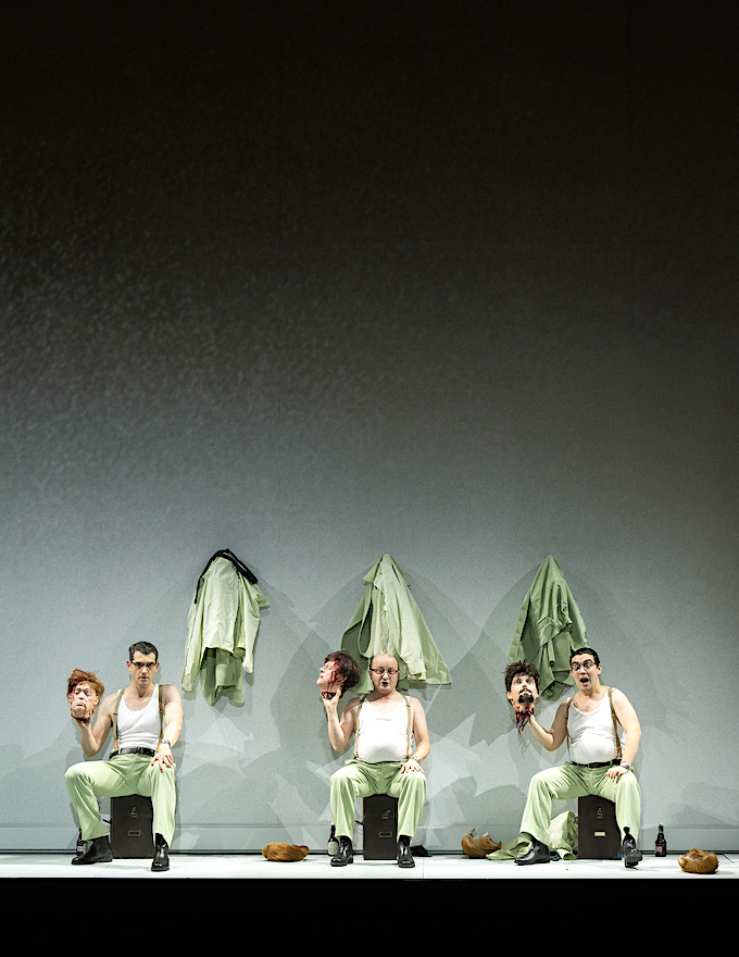 » Turandot «, 2. Akt: Ping (Martin Häßler), Pang (Norbert Ernst) und Pong (Hiroshi Amako), eingekleidet von Ursula Kudrna © Wiener Staatsoper GmbH/Monika Rittershaus