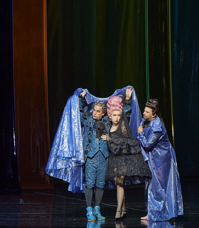 »Il barbiere di Siviglia«, 2. Akt: Juan Diego Flórez (Conte di Almaviva), Vasilisa Berzhanskaya (Rosina) und Étienne Dupuis (Figaro) © Wiener Staatsoper GmbH/Michael Pöhn