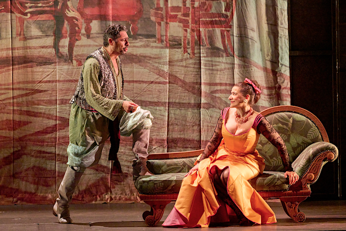 » Il turco in Italia «, 1. Akt: Fiorilla (Cecilia Bartoli) und Selim (Ildebrando d'Arcangelo) beim ersten Zusammensein in Geronios Haus © Wiener Staatsoper GmbH/Michael Pöhn