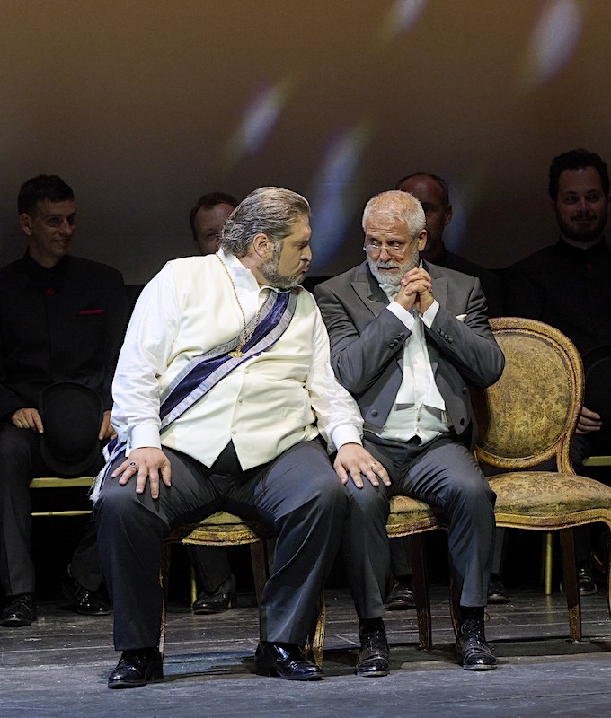 » La cenerentola «, 2. Akt: Nicola Alaimo (Dandini) und Pietro Spagnoli (Don Magnifico) © Wiener Staatsoper GmbH/Michael Pöhn