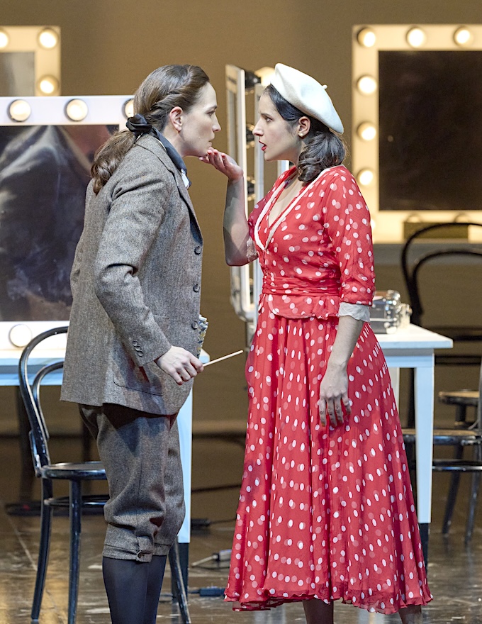 » Ariadne auf Naxos «, Vorspiel: Kate Lindsey (<em>Komponist</em>) und Sara Blanch bei ihrem Wiener Rollen-Debut als <em>Zerbinetta</em> © Wiener Staatsoper/Michael Pöhn