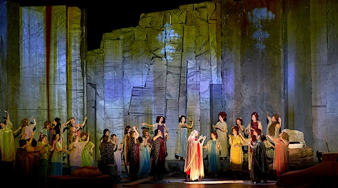 » Die Frau ohne Schatten «, 1. Aufzug: Tanja Ariane Baumgartner (Amme), Elza van den Heever (Kaiserin), Elena Pankratova (Färberin) und die Damen des Staatsopernchors © Wiener Staatsoper GmbH/Michael Pöhn