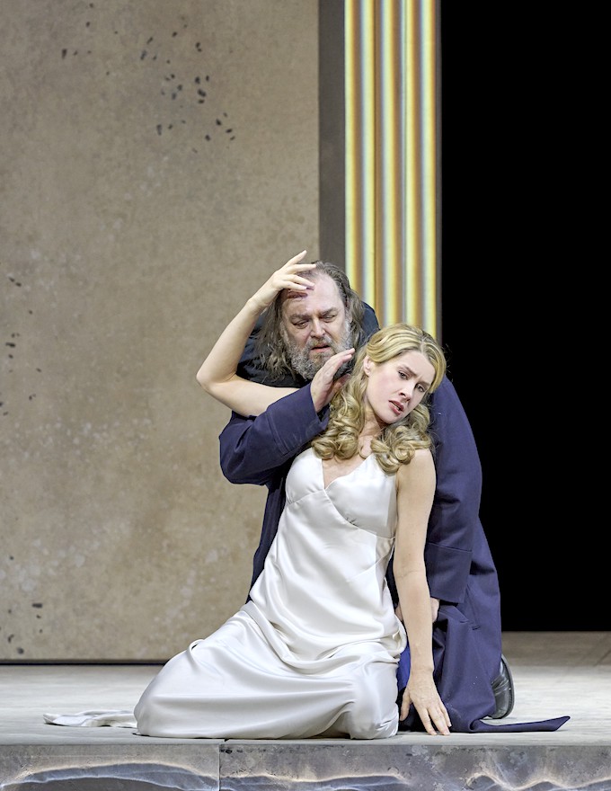 » Salome «: Wolfgang Koch (Jochanaan) und Malin Byström (Salome) © Wiener Staatsoper GmbH/Michael Pöhn