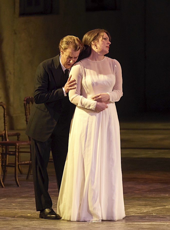 » Pique Dame «, 1. Akt: Fürst Jeletzki (Boris Pinkhasovich) und Lisa (Elena Guseva) vor seiner Liebeserklärung © Wiener Staatsoper GmbH/Michael Pöhn