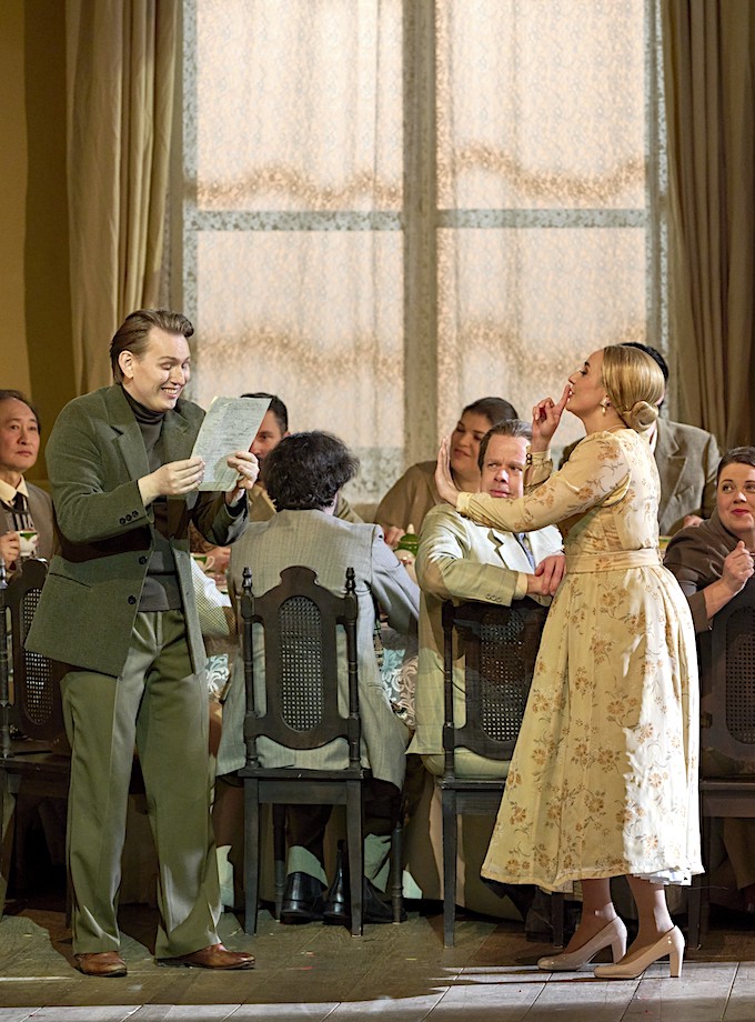 » Eugen Onegin «, 1. Akt: Bogdan Volkov (Lenski), Daria Shushkova (Olga) und der Chor der Wiener Staatsoper © Wiener Staatsoper GmbH/Michael Pöhn