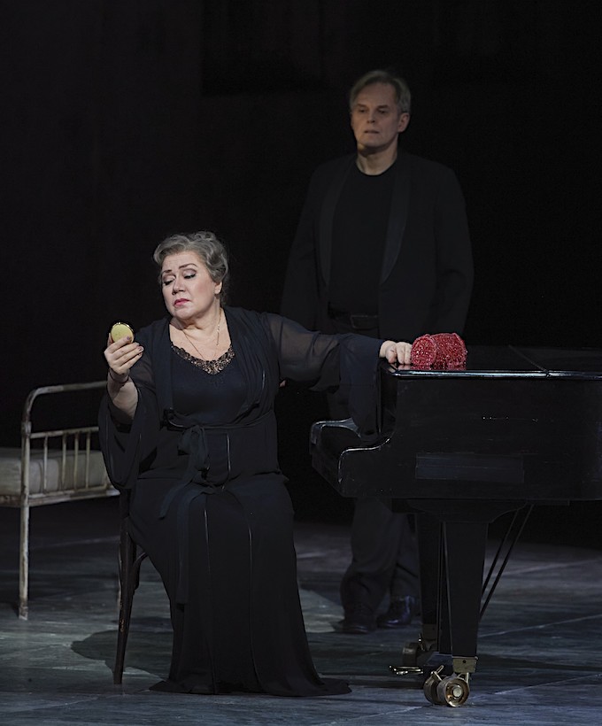 » Pique Dame «, 2. Akt: Die Gräfin (Olga Borodina) mit Herrmann (Dmitry Golovnin), gekommen, um ihr das Geheimnis der drei Karten zu entreißen. © Wiener Staatsoper GmbH/Michael Pöhn