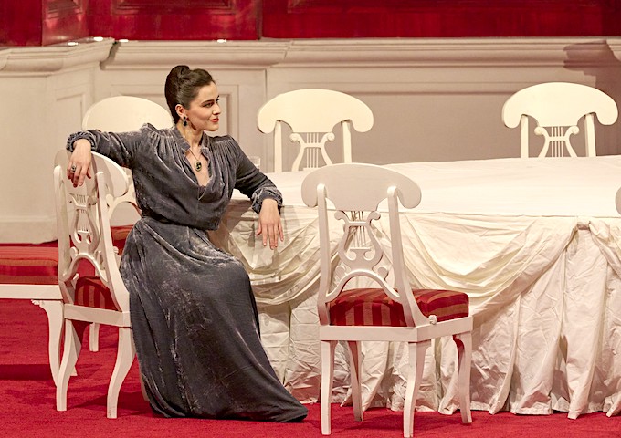 » Eugen Onegin «, 3. Akt: Ruzan Mantashyan (Tatjana/Fürstin Gremin) wenige Augenblicke, bevor sie Onegin erklären wird, daß sie ihn noch immer liebt © Wiener Staatsoper GmbH/Michael Pöhn
