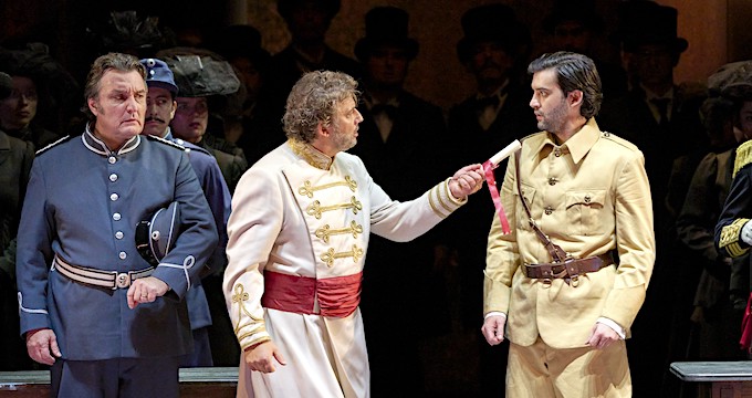 » Otello «, 3. Akt: Ludovic Tézier (Iago), Jonas Kaufmann (Otello) und Bekhzod Davronov (Cassio) © Wiener Staatsoper/Michael Pöhn
