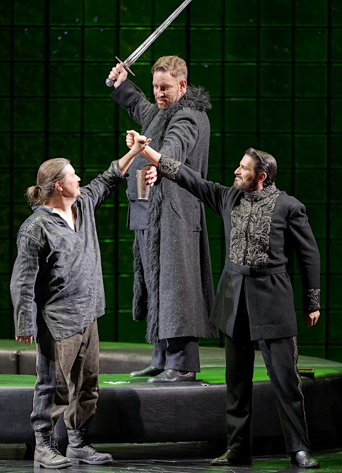» Götterdämmerung «, 1. Aufzug: Siegfried (Daniel Frank), Hagen (Mika Kares) und Gunther (Clemens Unterreiner) beim Beschluß des Paktes © Wiener Staatsoper GmbH/Michael Pöhn