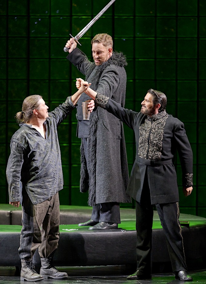 » Götterdämmerung «, 1. Aufzug: Siegfried (Daniel Frank), Hagen (Mika Kares) und Gunther (Clemens Unterreiner) beim Beschluß des Paktes © Wiener Staatsoper GmbH/Michael Pöhn