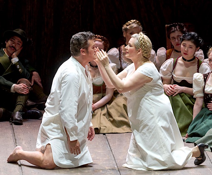 » Lohengrin «, 1. Aufzug: Camilla Nylund (Elsa) und Piotr Beczała (Lohengrin) nach der Ankunft des Helden im vom Schwan gezogenen Kahn (nach Wagner, nicht nach Homoki) © Wiener Staatsoper GmbH/Michael Pöhn