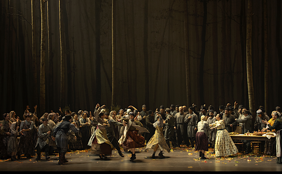 &raquo;&#8239;Eugen Onegin&#8239;&laquo;, 1. Akt: Das Fest der Landleute (Chor und Ballett der Op&eacute;ra national de Paris) mit der Larina (Susan Graham), der Filipjewna (Elena Zaremba) und Olga (Marvic Monreal) rechts im Vordergrund &copy; Guergana Damianova/Op&eacute;ra national de Paris