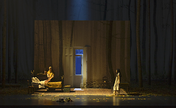 » Eugen Onegin «, 1. Akt: Filipjewna (Elena Zaremba) und Tatjana (Ruzan Mantashyan) vor der Briefszene in Tatjanas Zimmer (Bühnenbild: Michael Levine) © Guergana Damianova/Opéra national de Paris